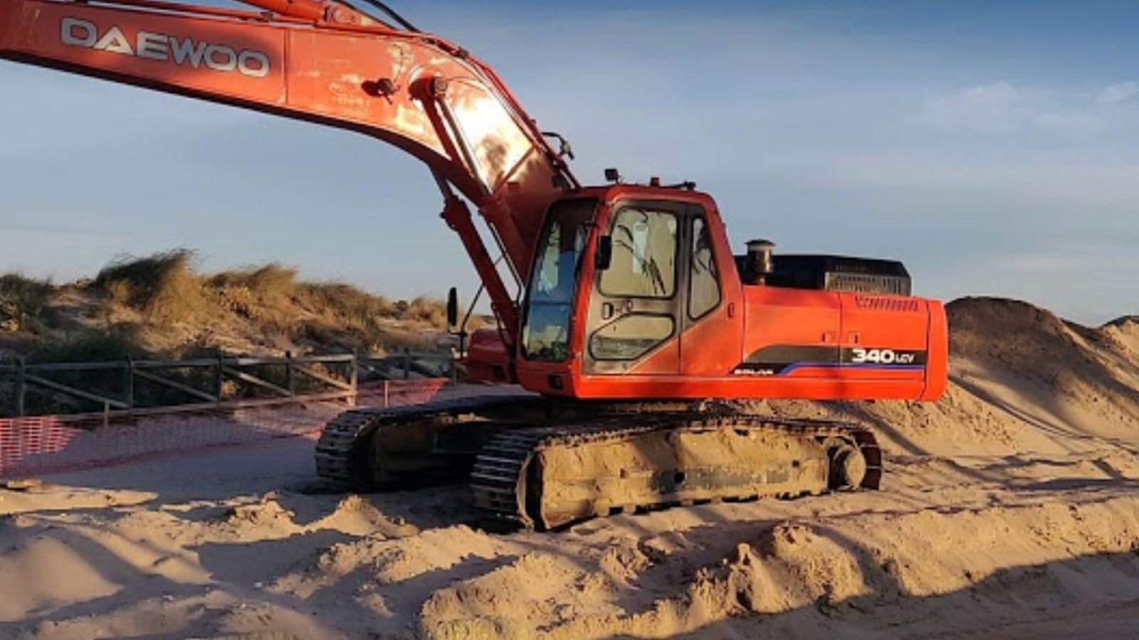 Treballs de regeneració de la platja de la Goleta de Tavernes de la Valldigna