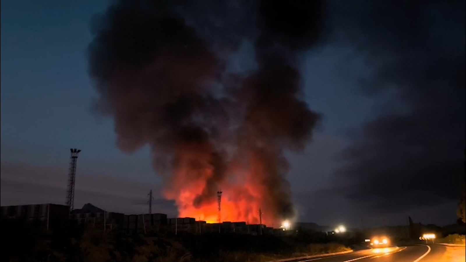 Un incendi en una fàbrica de teules a Agost