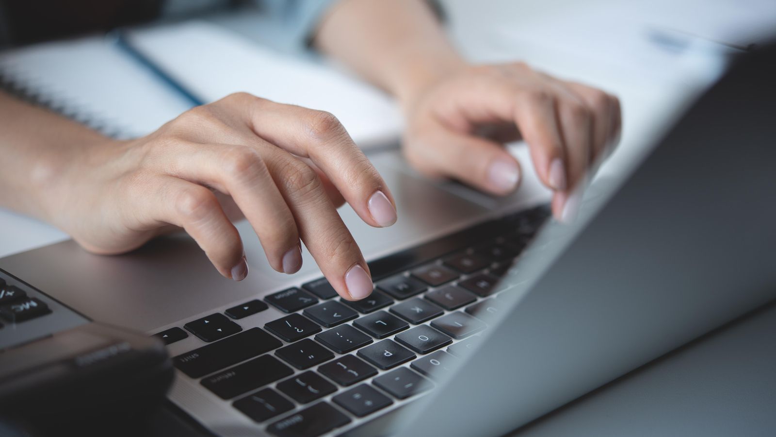 Imatge d'arxiu d'una persona teletreballant