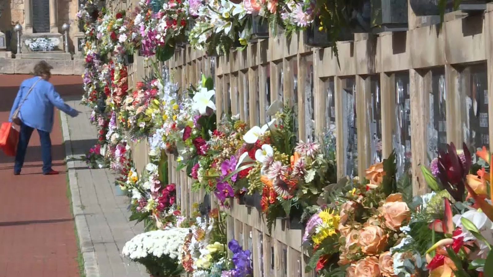 Les flors converteixen els cementeris en jardins per al dia de Tots Sants