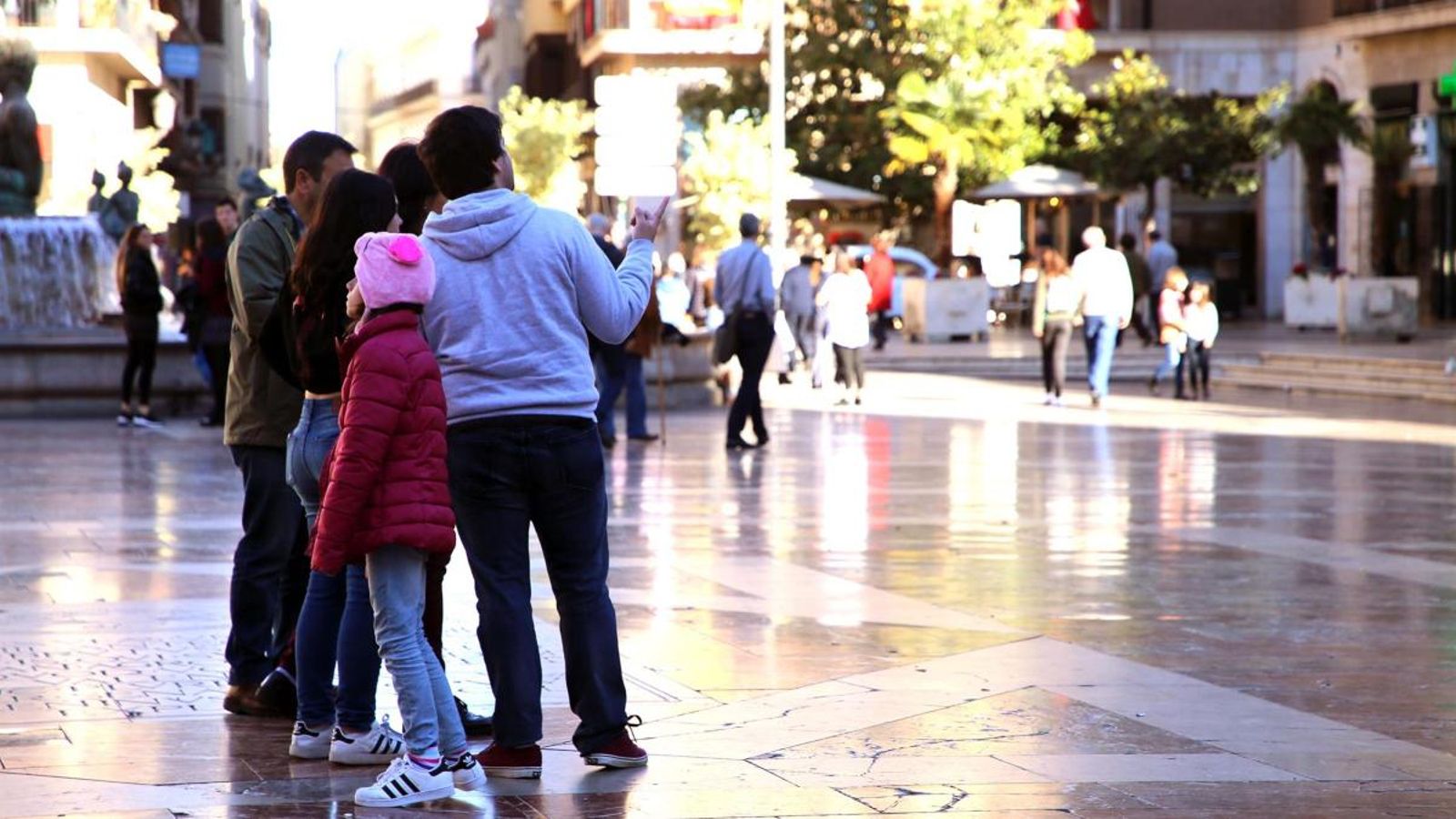 Turistes, a la plaça de la Mare de Déu a València
