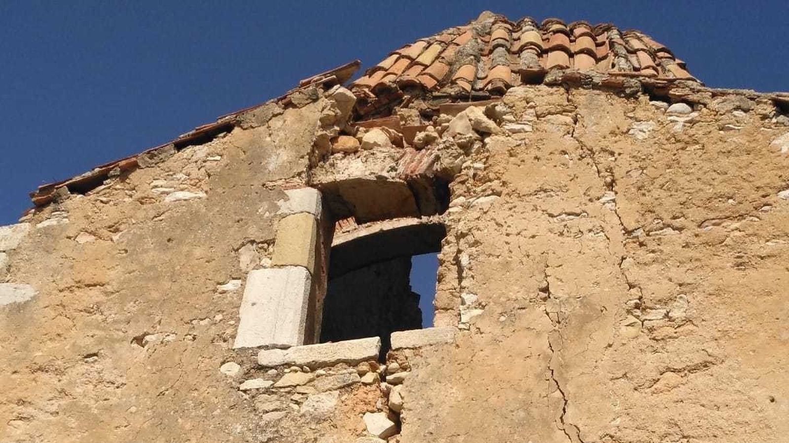 Els despreniments s’han produït en els murs exteriors del calvari.