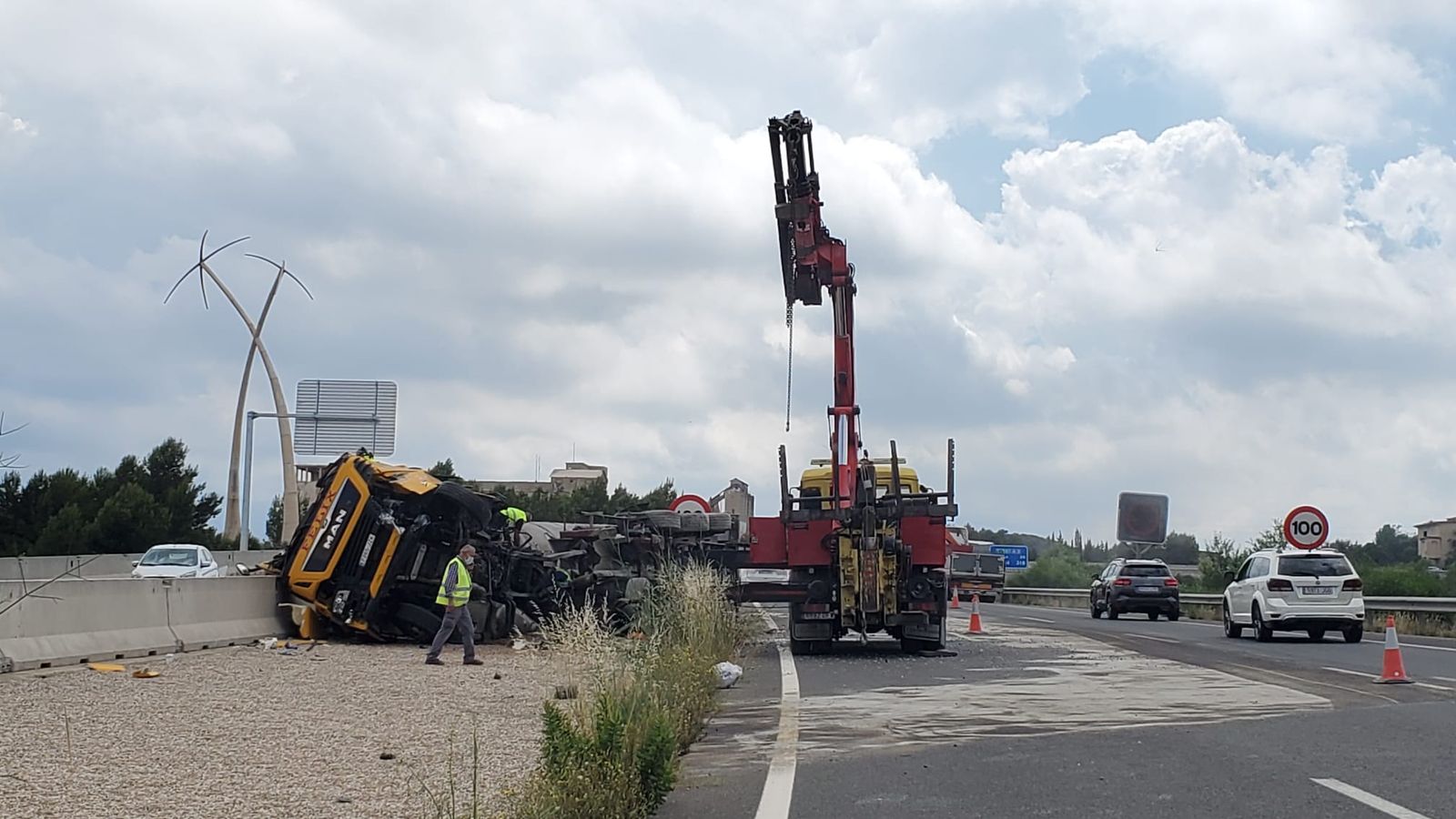 Imatge de l'accident d'un camió cisterna a l'A3