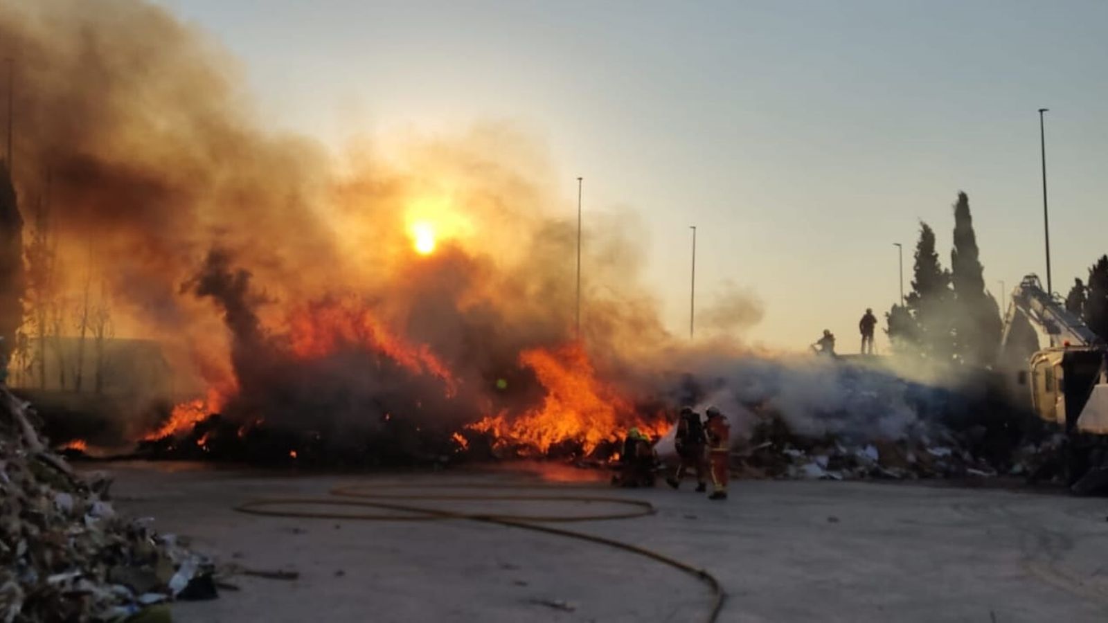 Les flames afectaven una muntanya de deixalles en una zona exterior