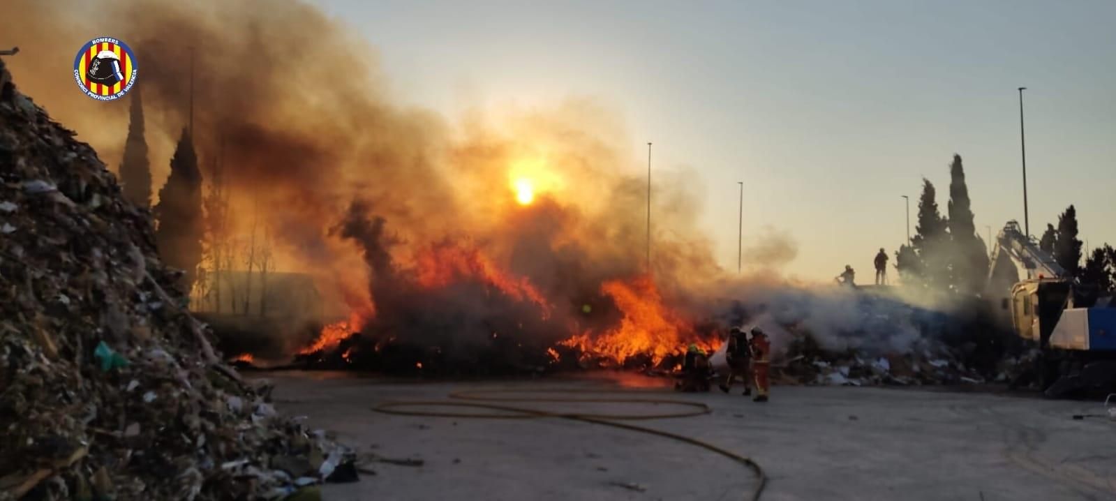 Les flames afectaven una muntanya de deixalles en una zona exterior