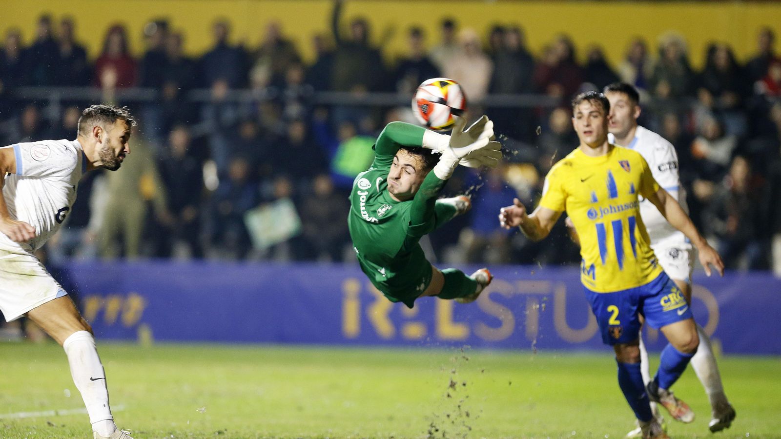 El porter de l'Oriola, Aitor, tracta d'evitar el gol d'Stuani El porter de l'Oriola, Aitor, tracta d'evitar el gol d'Stuani