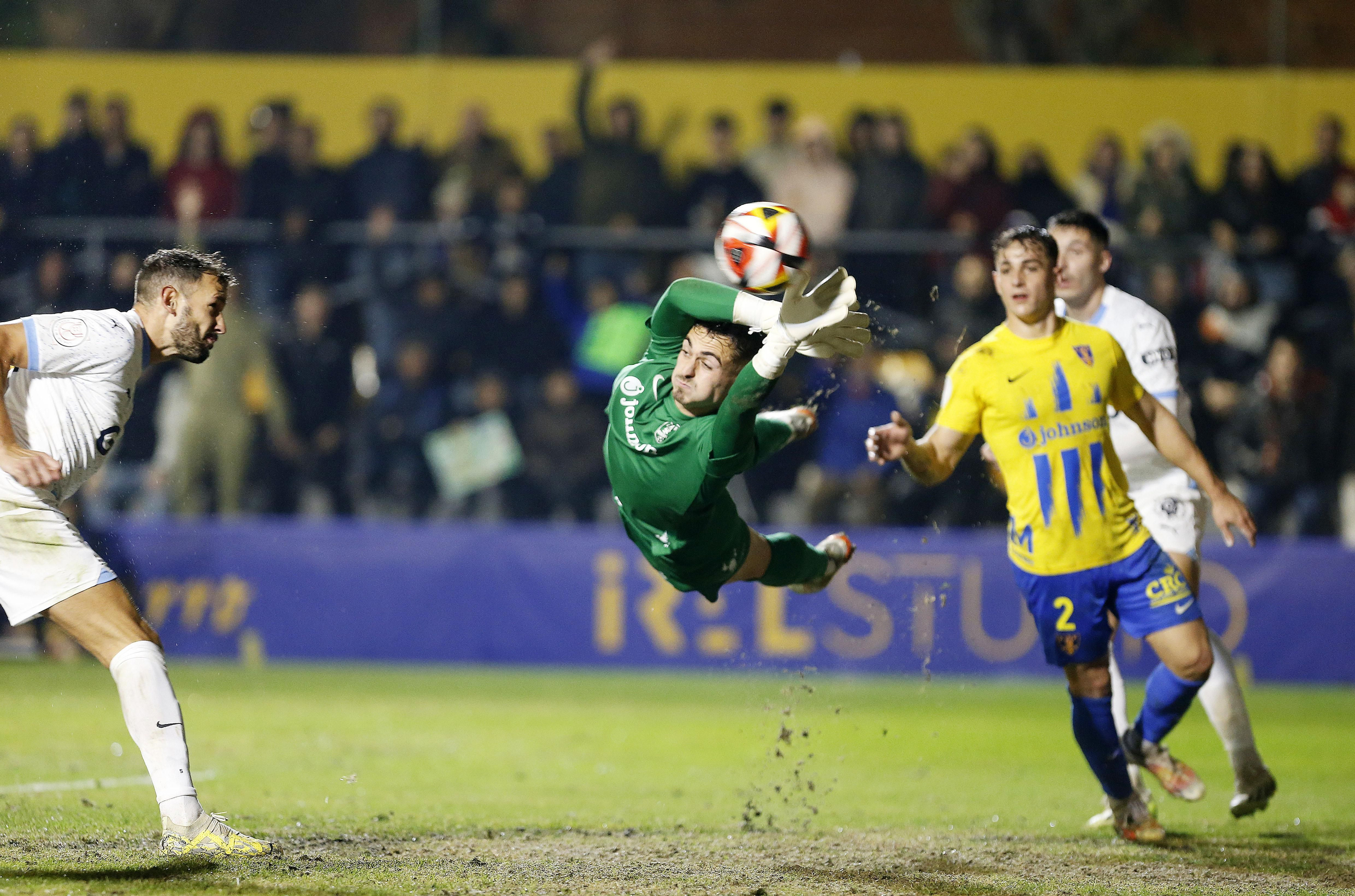 El porter de l'Oriola, Aitor, tracta d'evitar el gol d'Stuani El porter de l'Oriola, Aitor, tracta d'evitar el gol d'Stuani