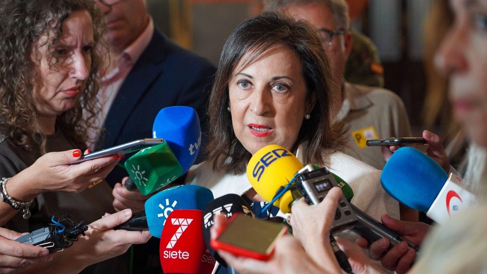 Margarita Robles, ministra de Defensa en funcions, atén atén als mitjans de comunicació