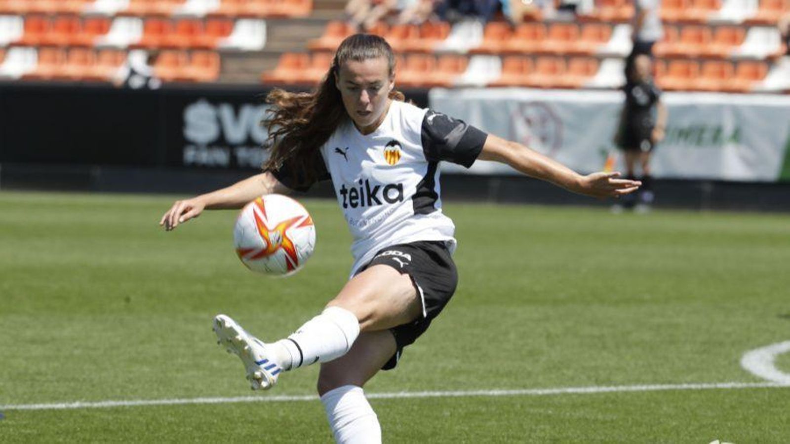 Candela Andújar, amb la camiseta del València