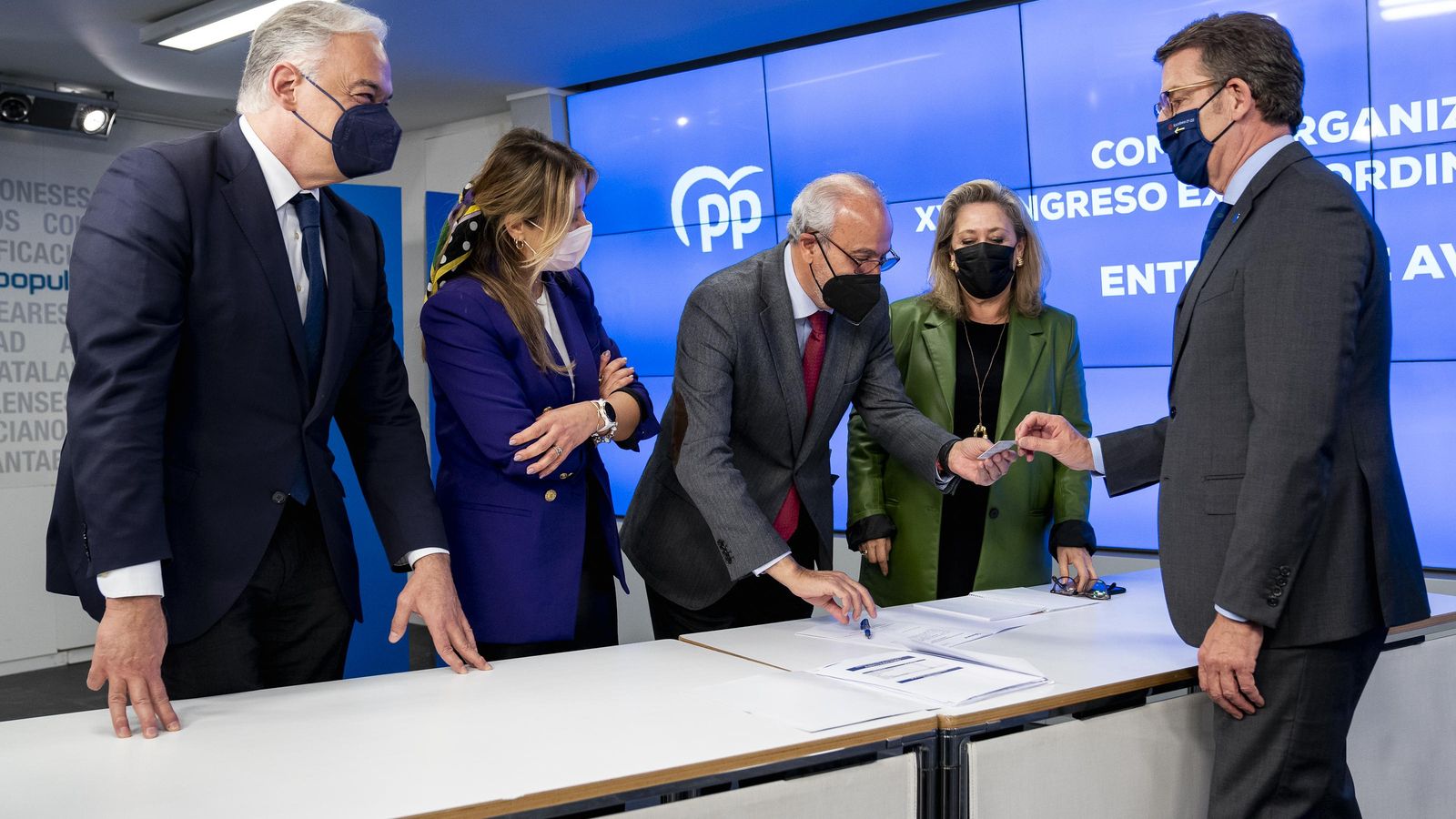 El president de la Xunta de Galícia, Alberto Núñez Feijóo, durant el lliurament dels avals per a formalitzar la seua candidatura en la seu nacional del PP