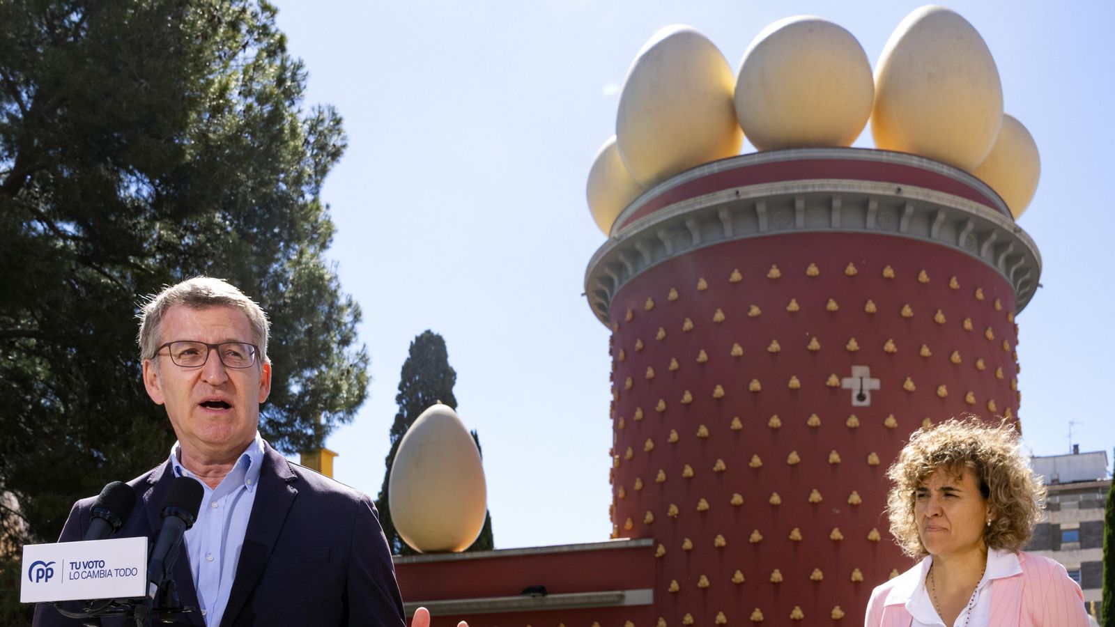 Feijóo i la coordinadora de campanya en les eleccions catalanes, Dolors Montserrat, aquest divendres a Figueres (Girona), enfront del Museu Dalí
