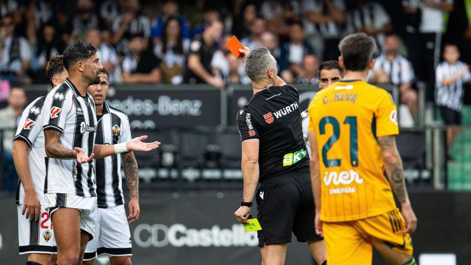 L'àrbitre ha expulsat Alberto Jiménez i Ronaldo Pompeu, que no podran jugar contra l'Almeria