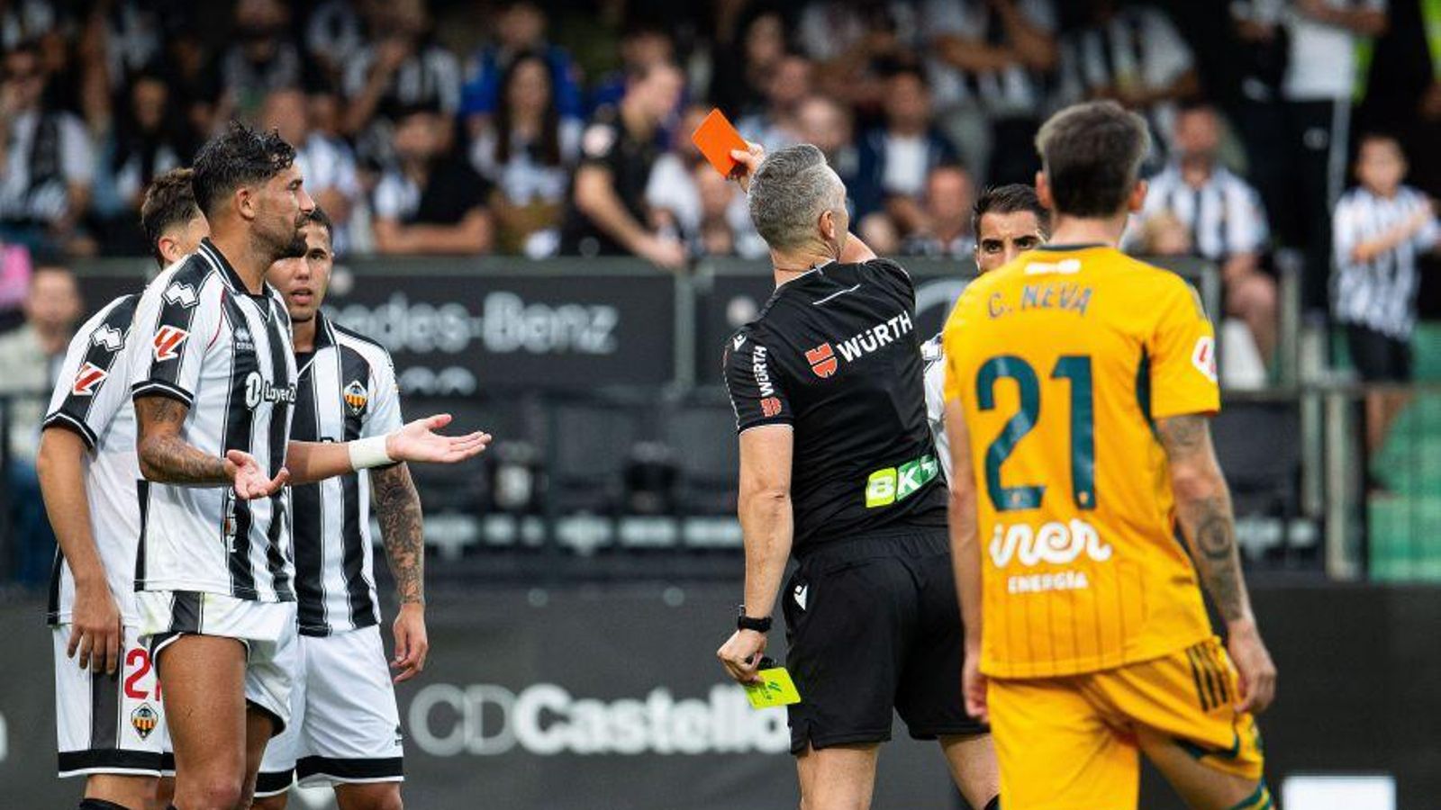 L'àrbitre ha expulsat Alberto Jiménez i Ronaldo Pompeu, que no podran jugar contra l'Almeria L'àrbitre ha expulsat Alberto Jiménez i Ronaldo Pompeu, que no podran jugar contra l'Almeria