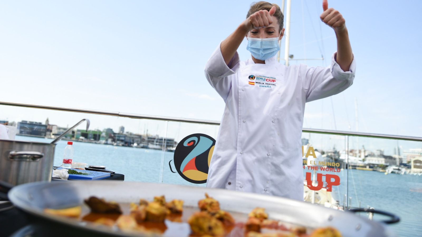La xef Noelia Pascual fa una paella, en la IV edició del World Paella Day 2021