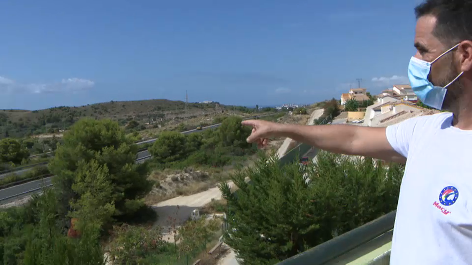 Un veí de la urbanització Terra Marina de Finestrat ensenya la proximitat de la seua casa a l'AP-7