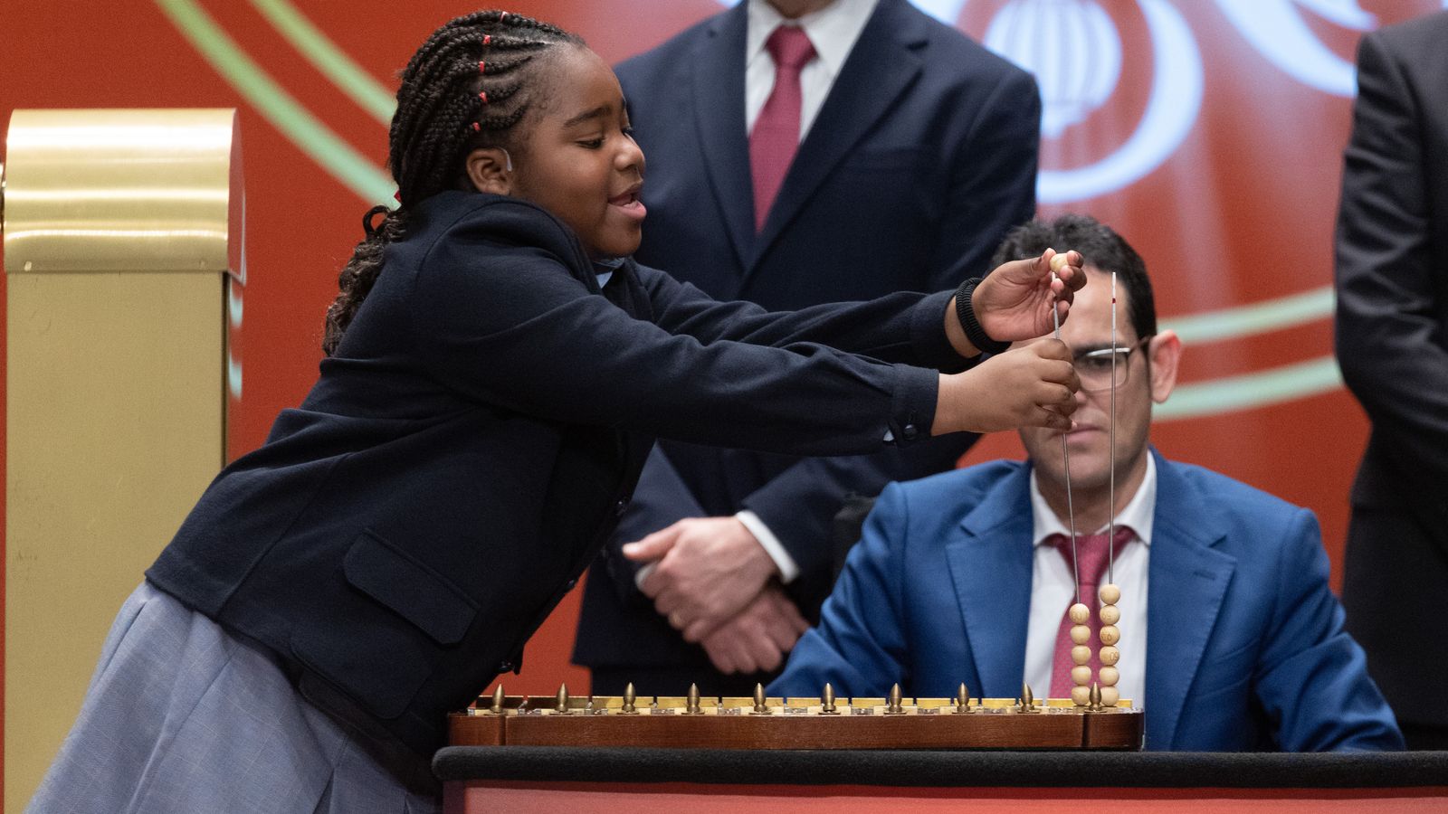 Una xiqueta de la residència de Sant Ildefons en el sorteig