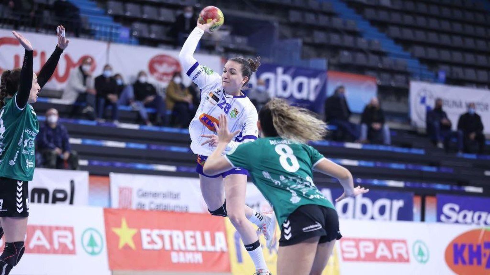 La defensa il·licitana tracta de blocar un llançament rival