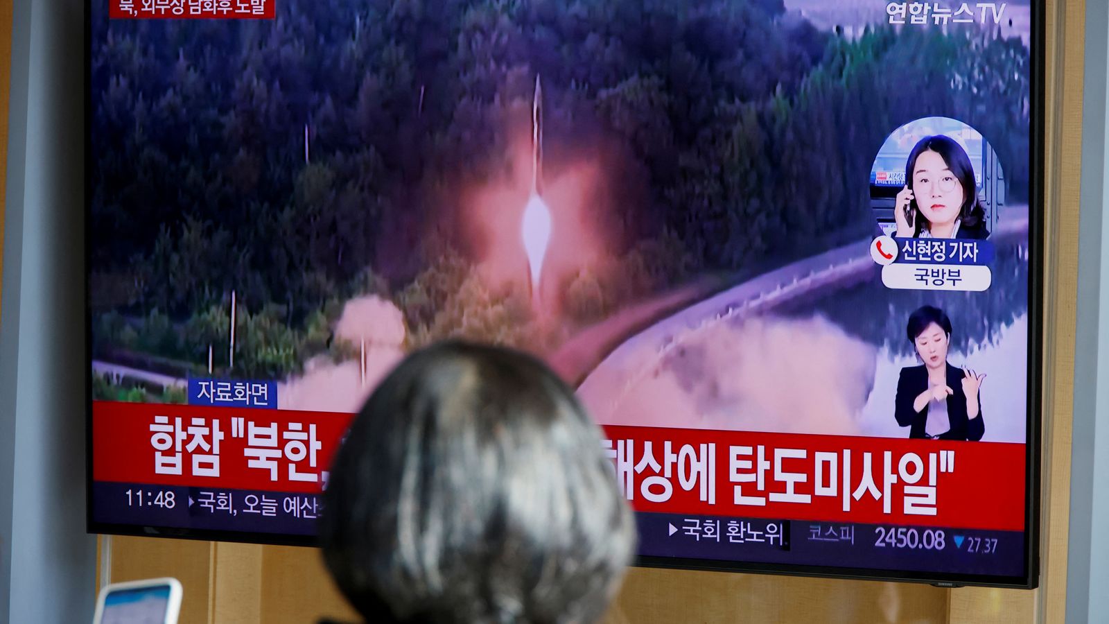 Una sud-coreana segueix des del Seül la notícia del llançament d'un nou projectil des de Corea del Nord