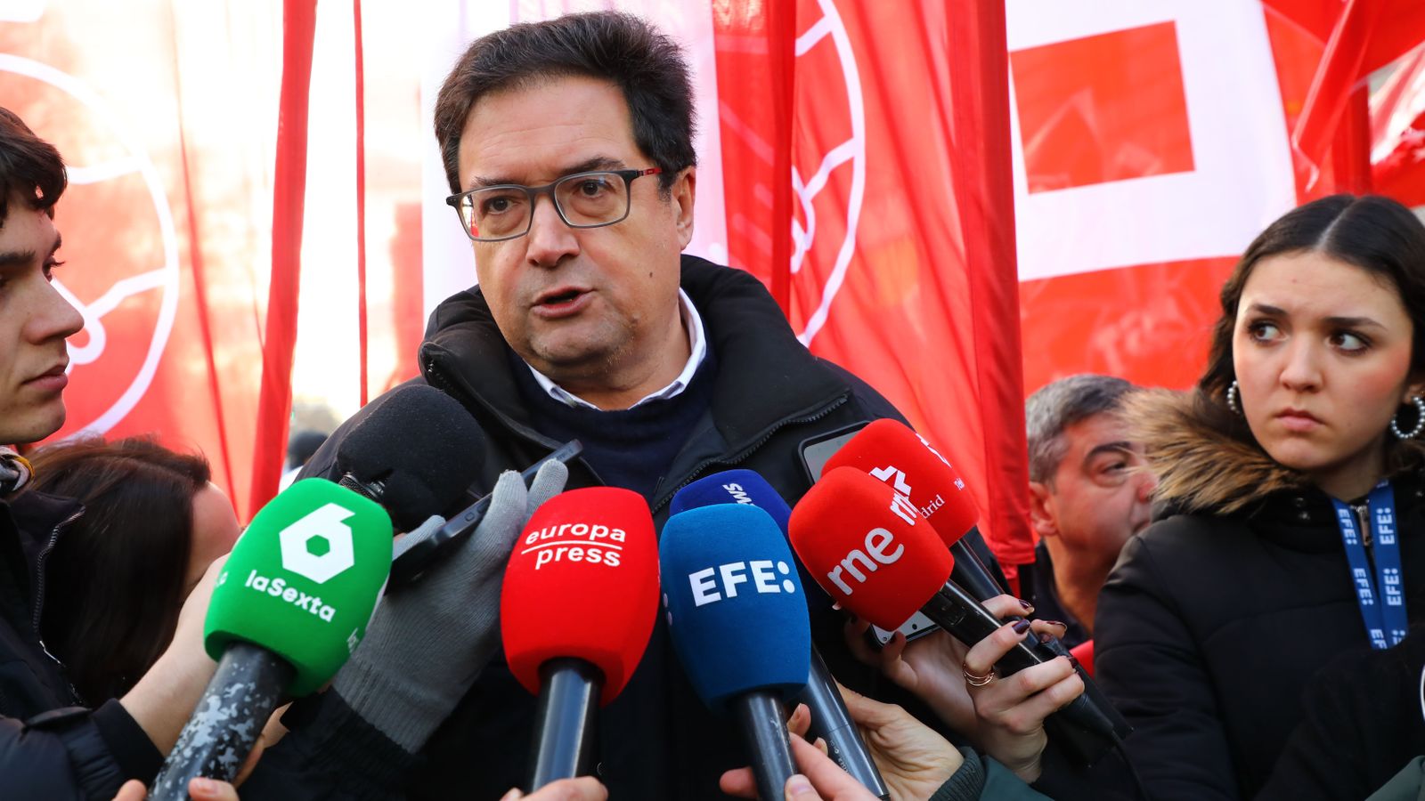 El ministre Óscar López parla davant els micròfons dels periodistes a l'inici una manifestació en favor de la sanitat pública a Madrid fa uns dies