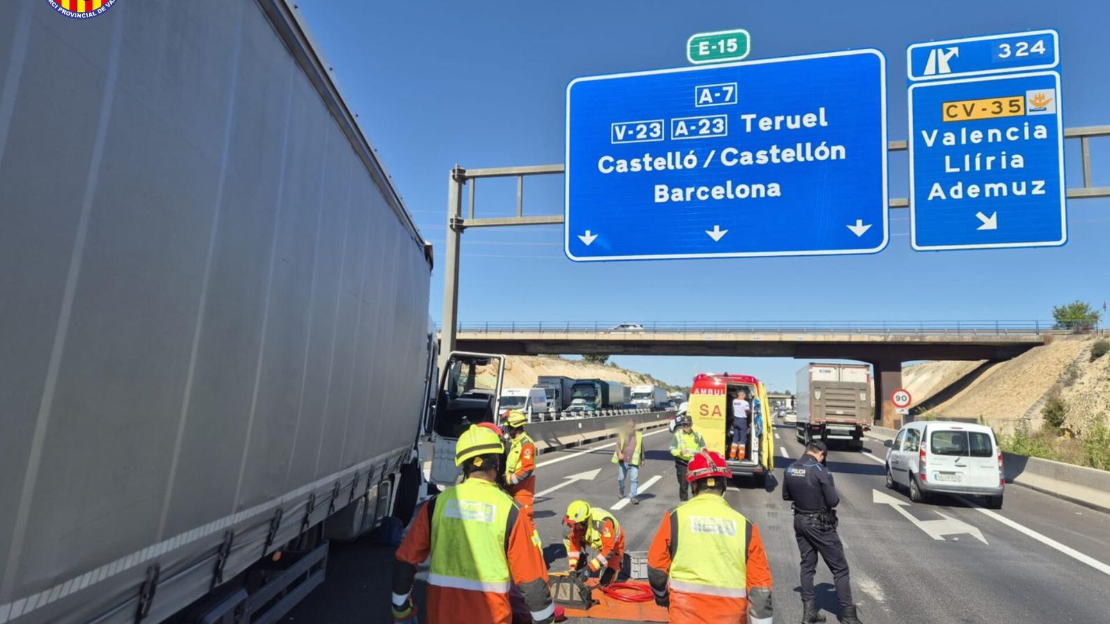 Accident en l'A-7 entre dos camions, on un dels conductos ha quedat atrapat