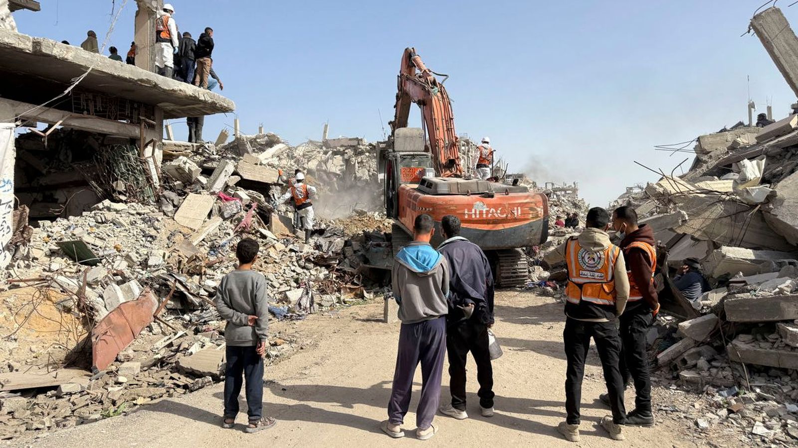 Rescatistes tracte recuperar més d'un centenar de cadàvers de la família Abu Nasser, aniquilitats en un atac israelià contra un edifici de Beit Lahia, al nord de Gaza