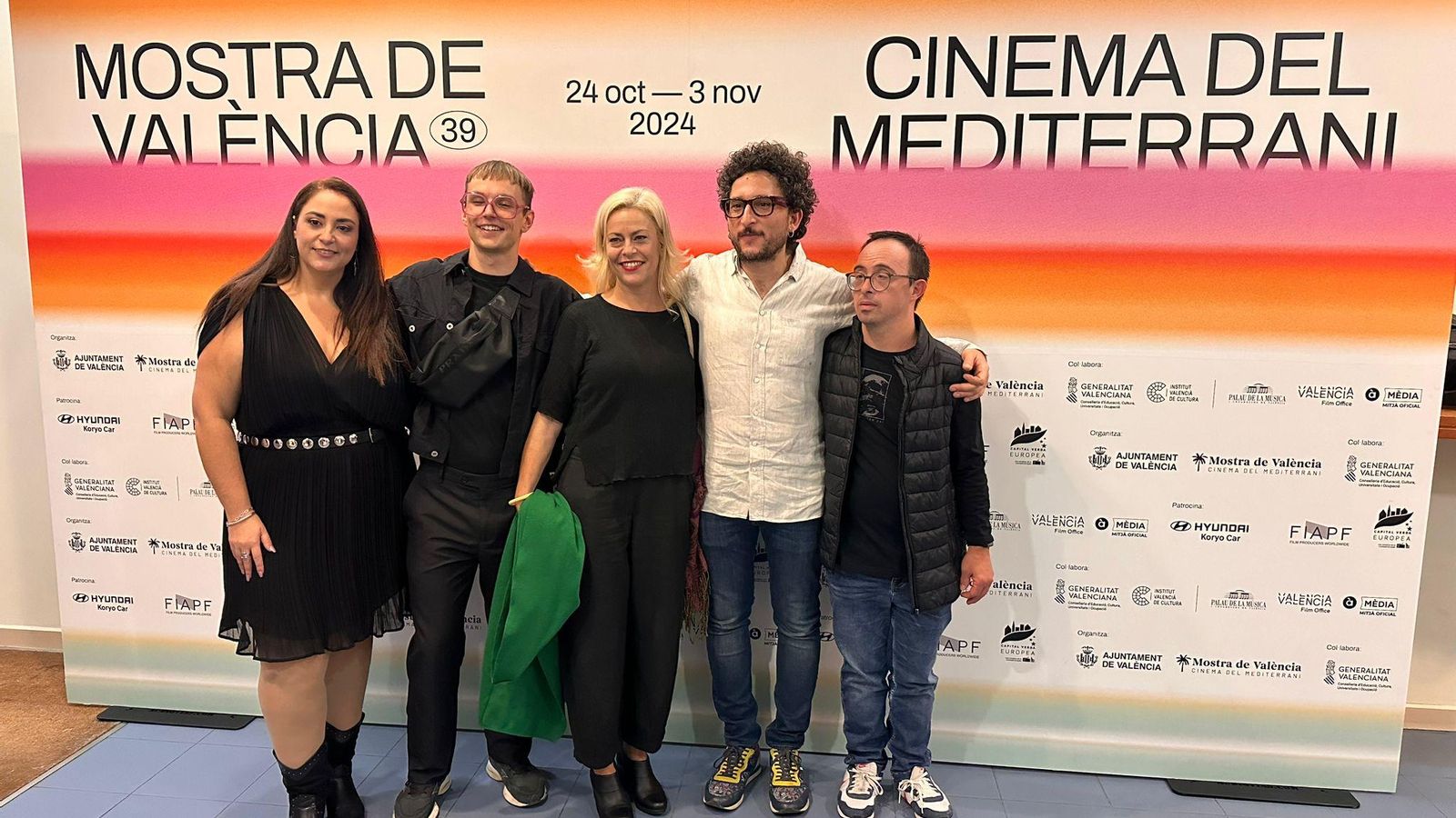 El director Hammudi Al-Rahmoun Font amb els actors i actrius