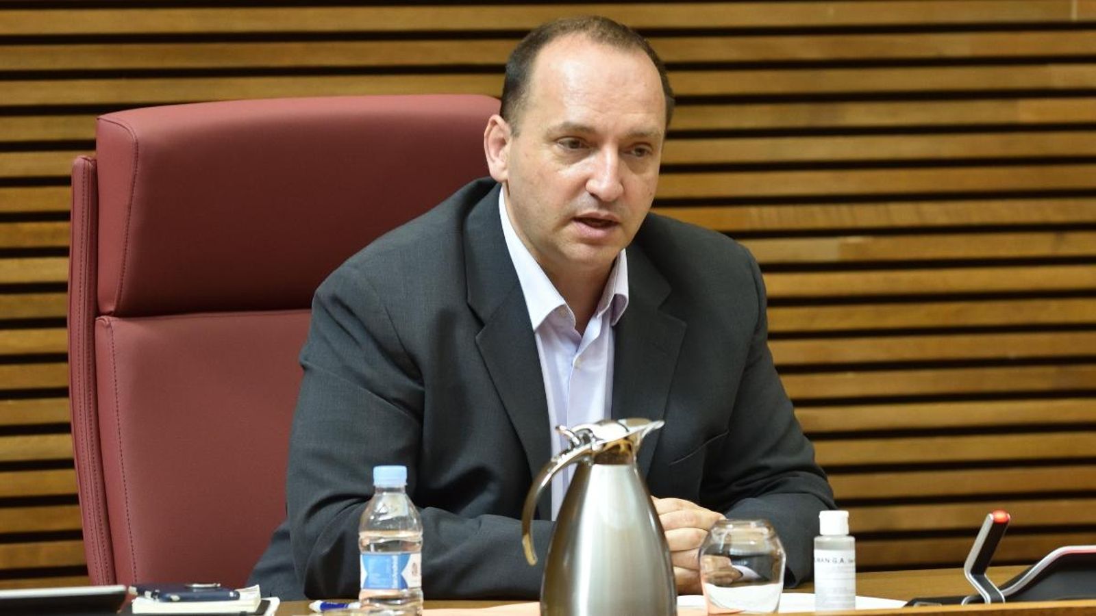 El dret de tanteig i retracte del nou decret d'habitatge públic provoca un intens debat en les Corts