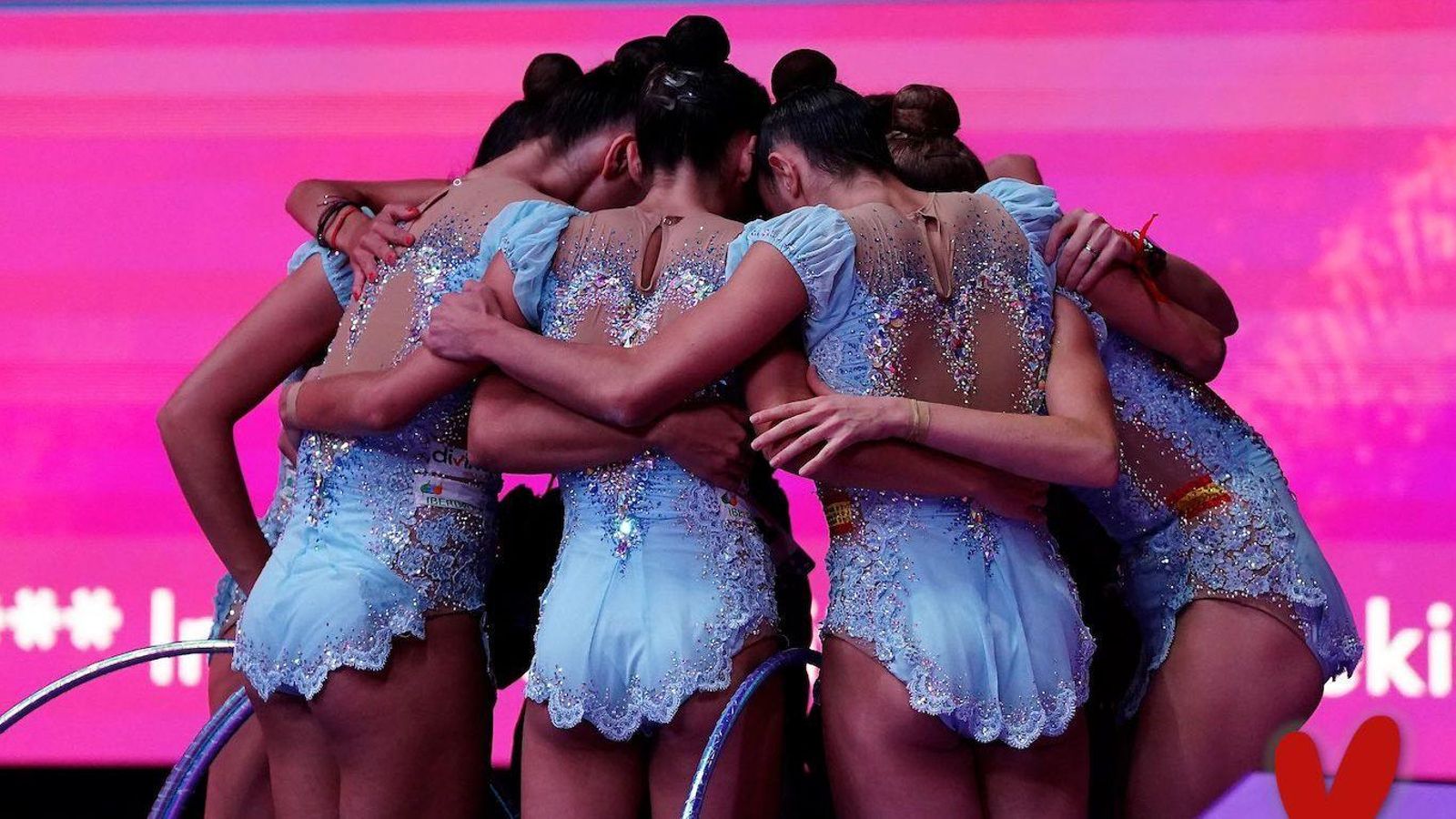 Les gimnastes espanyoles s'abracen després de la rutina de cèrcols