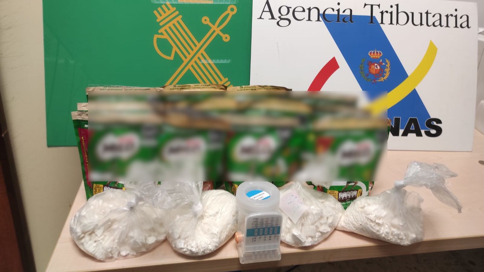 El primer pla, bosses amb cocaïna que portava el detingut en la maleta