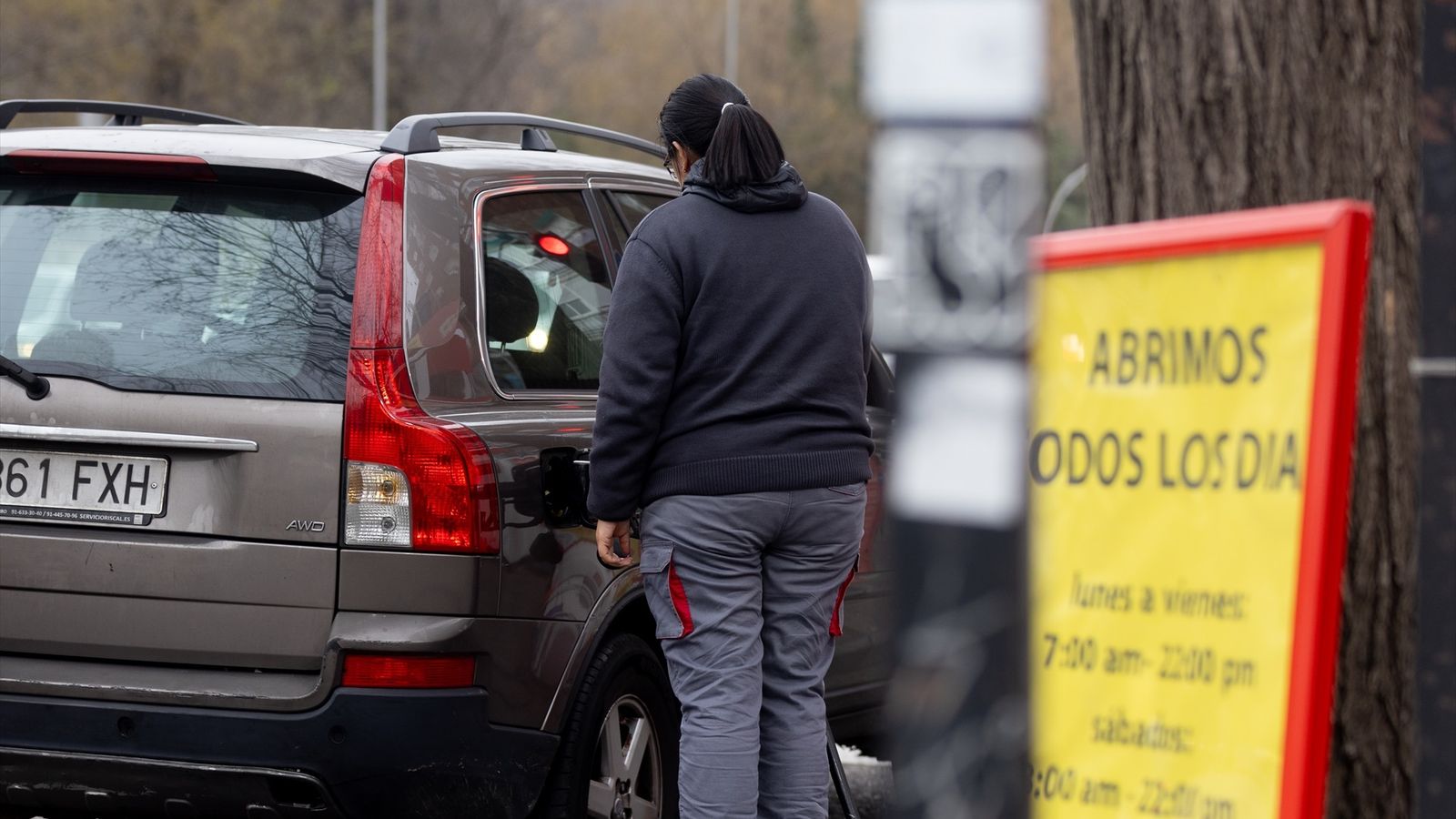 Una dona reposta en una gasolinera (arxiu)