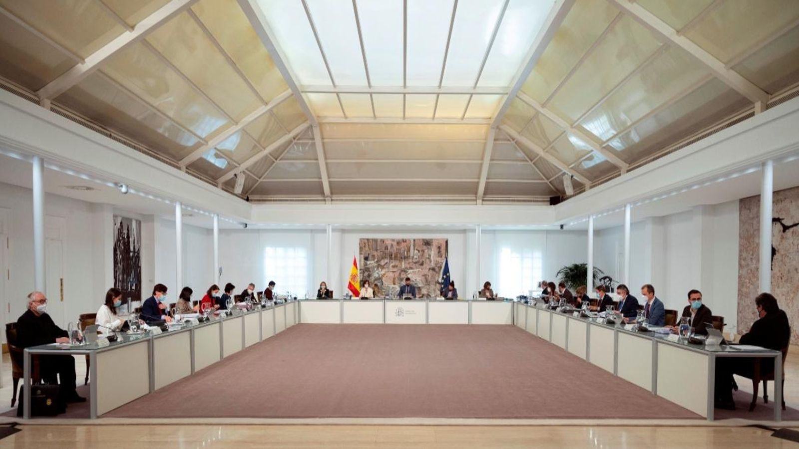El Consell de ministres, amb Sánchez i Iglesias al centre de la taula, en la reunió que ha mantingut aquest dimarts