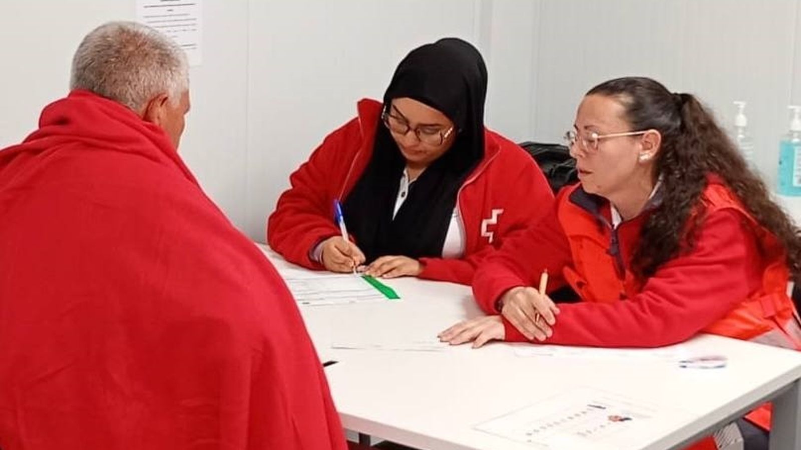 Voluntàries atenen un dels migrans rescatats este dissabte de nit
