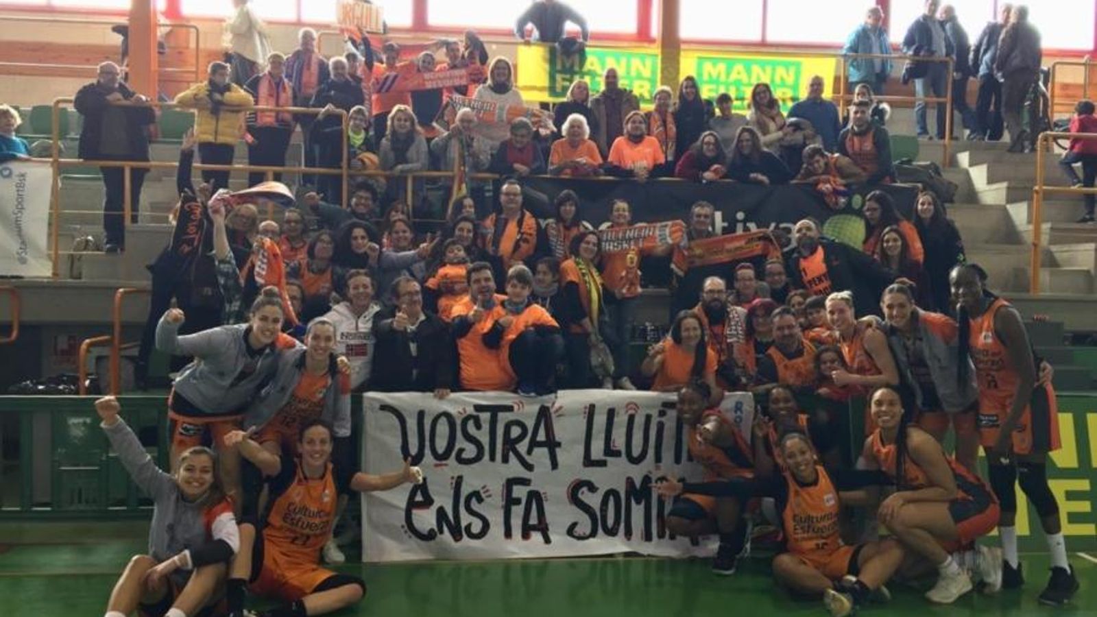Celebració de jugadores i afició a la pista de Saragossa.