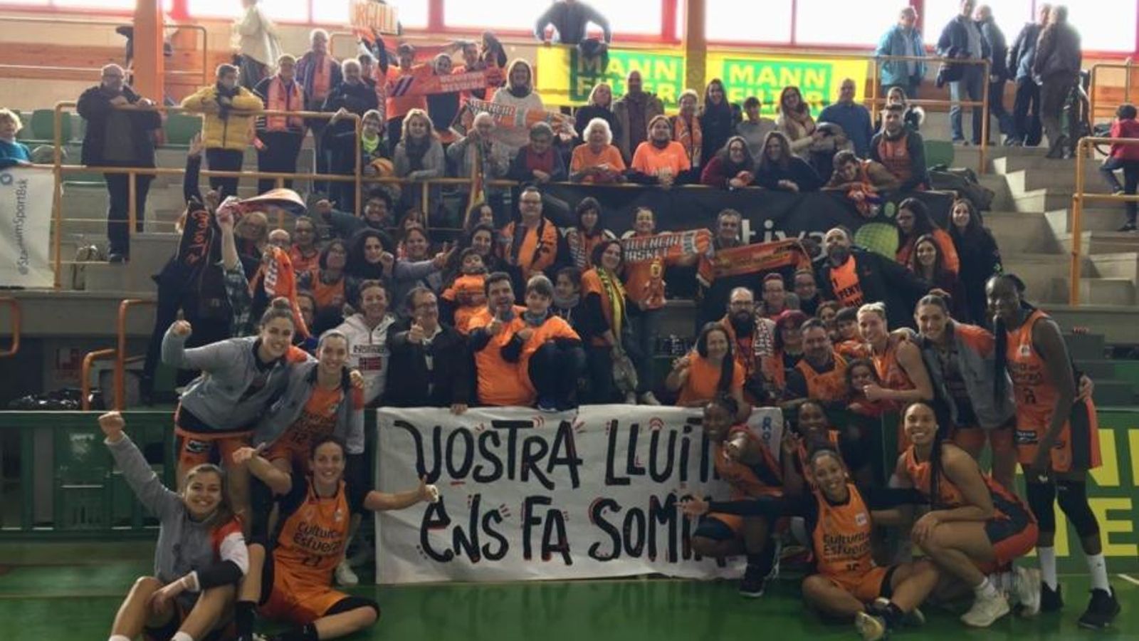 Celebració de jugadores i afició a la pista de Saragossa.