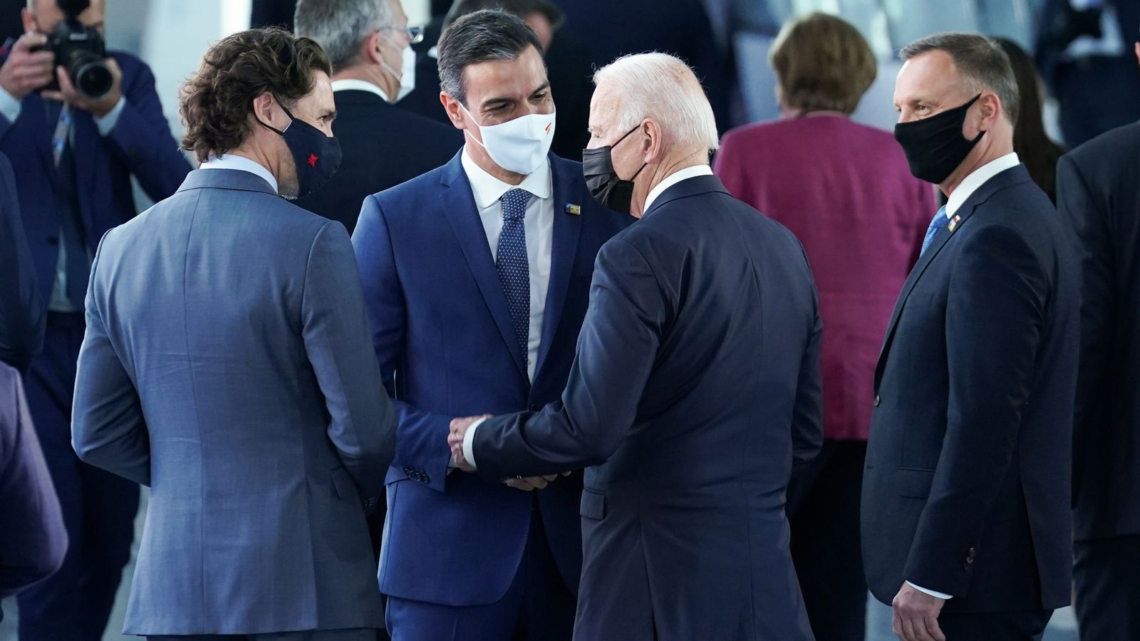Joe Biden, Pedro Sánchez i el primer ministre canadenc, Justin Trudeau, en la cimera de l'OTAN