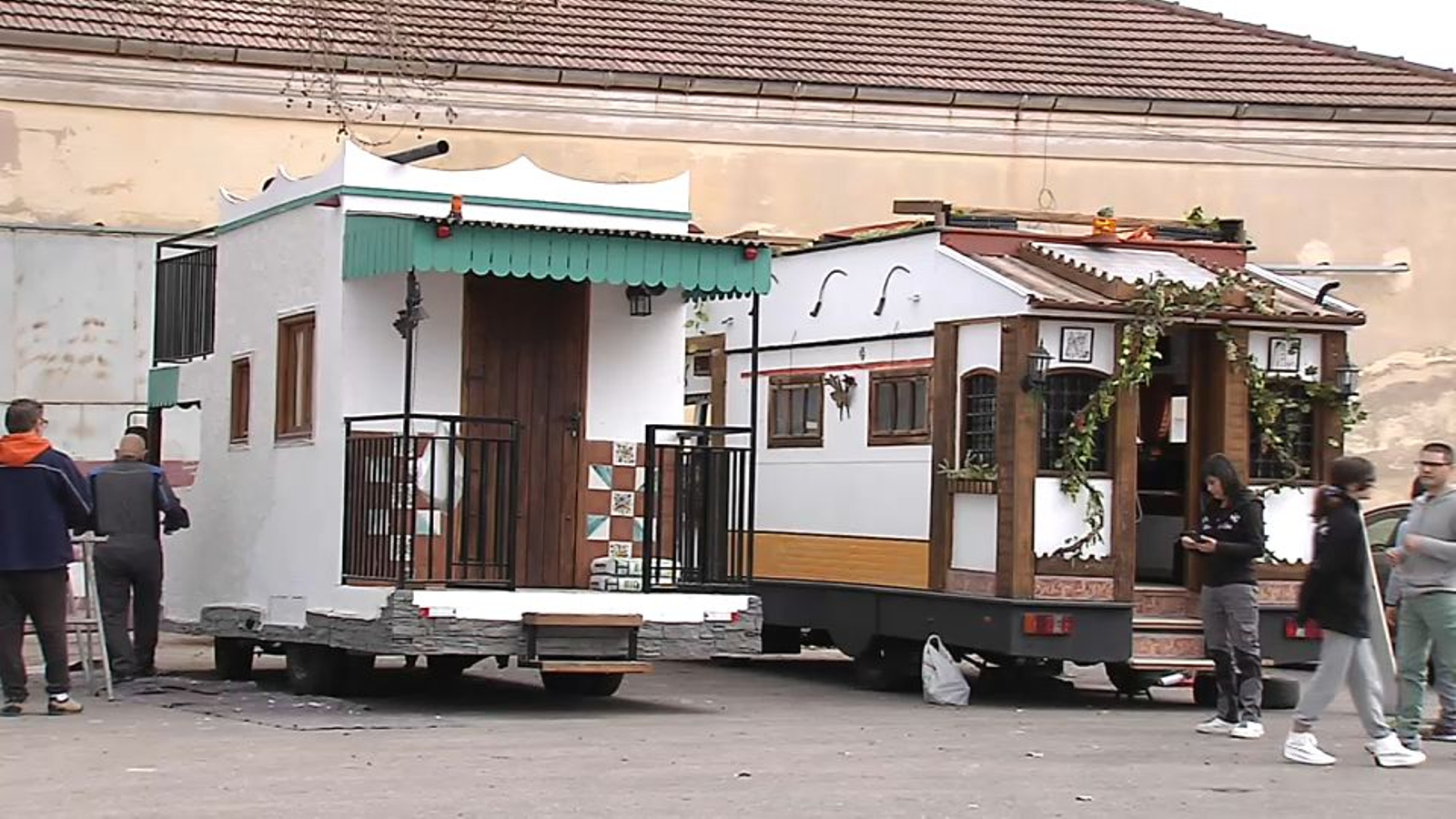 Les colles preparen els carros per a la Magdalena 2022