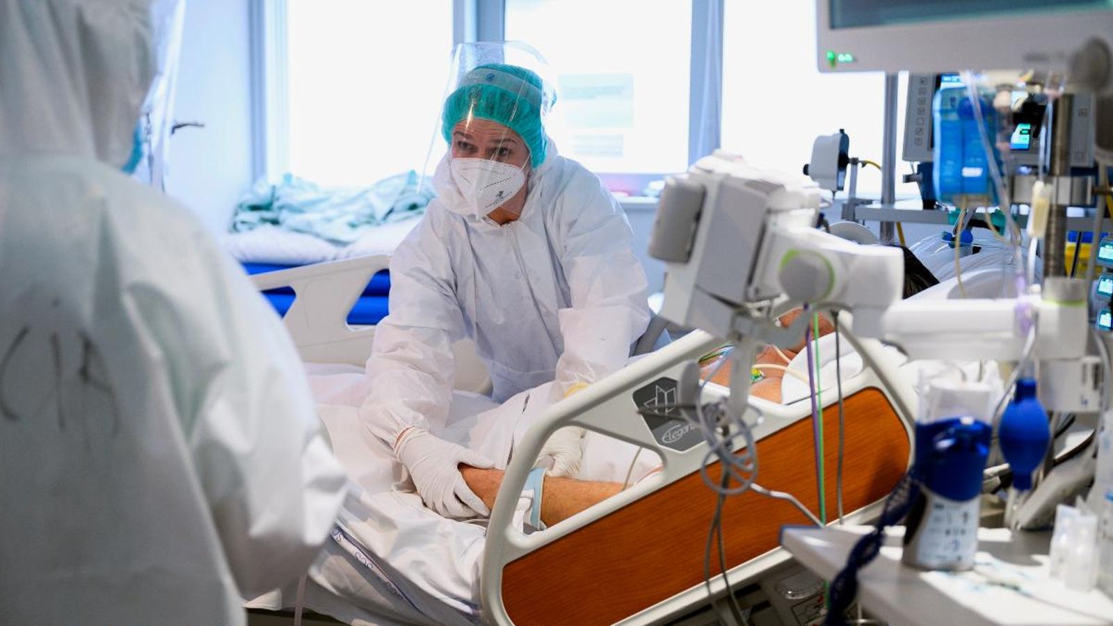 El personal sanitari atén un pacient amb coronavirus ingressat a l'UCI