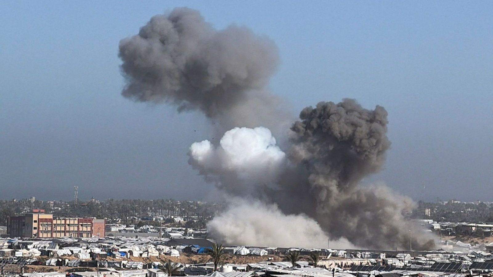 Fum del bombardeig perpetrat per Israel a un camp de desplaçats de Khan Younis, al sud de la Franja de Gaza