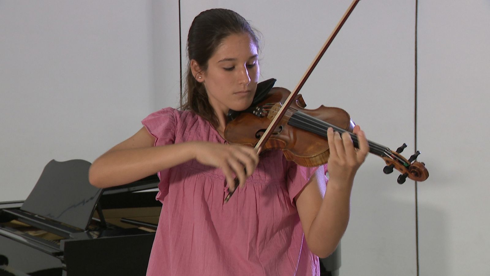 Cecília Arnau tocant el violí