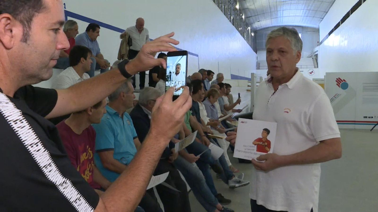 El Genovés, amb un exemplar de l'obra