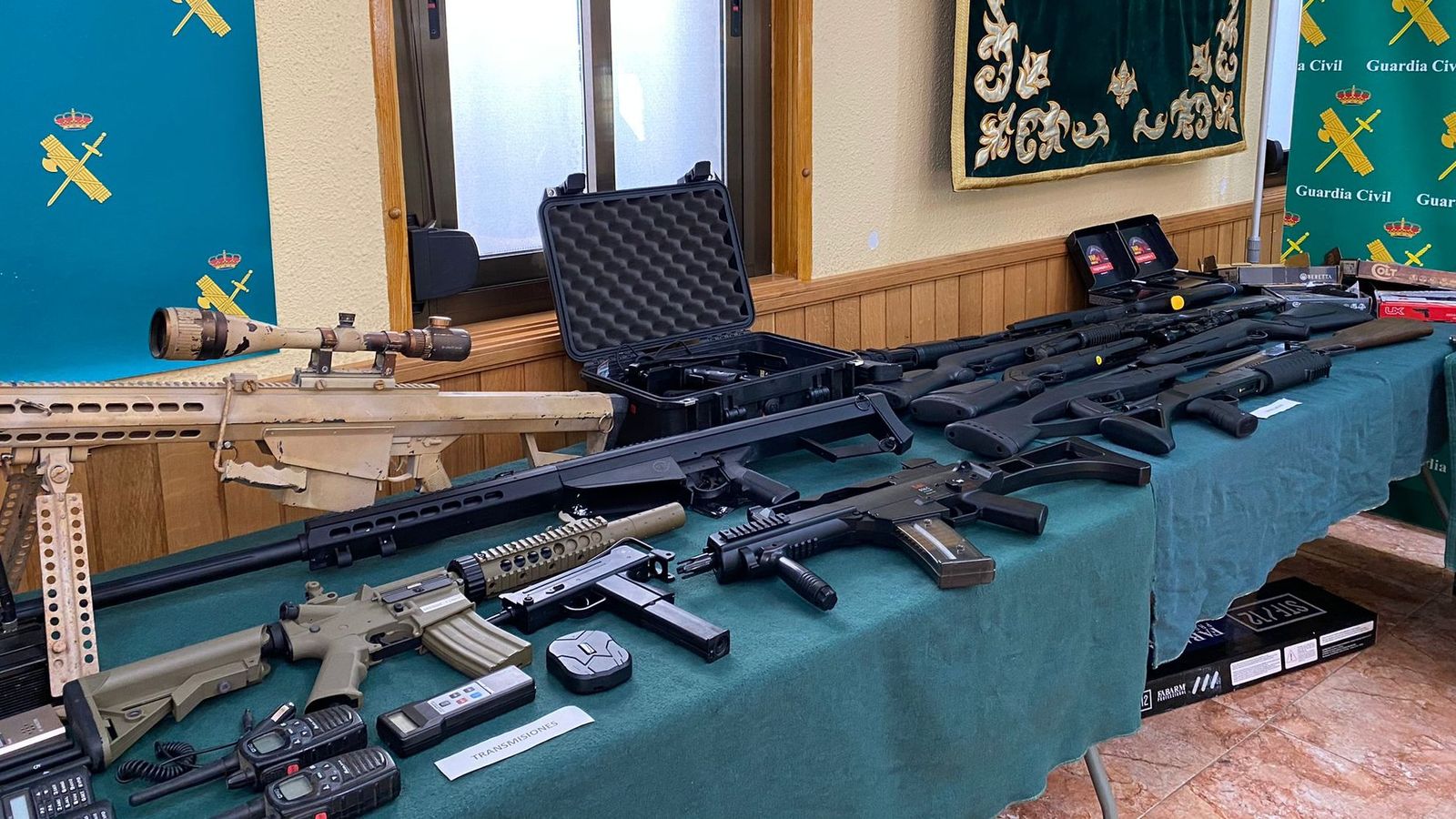 En imatge, l'arsenal d'armes simulades confiscat en l'opearció Newhis