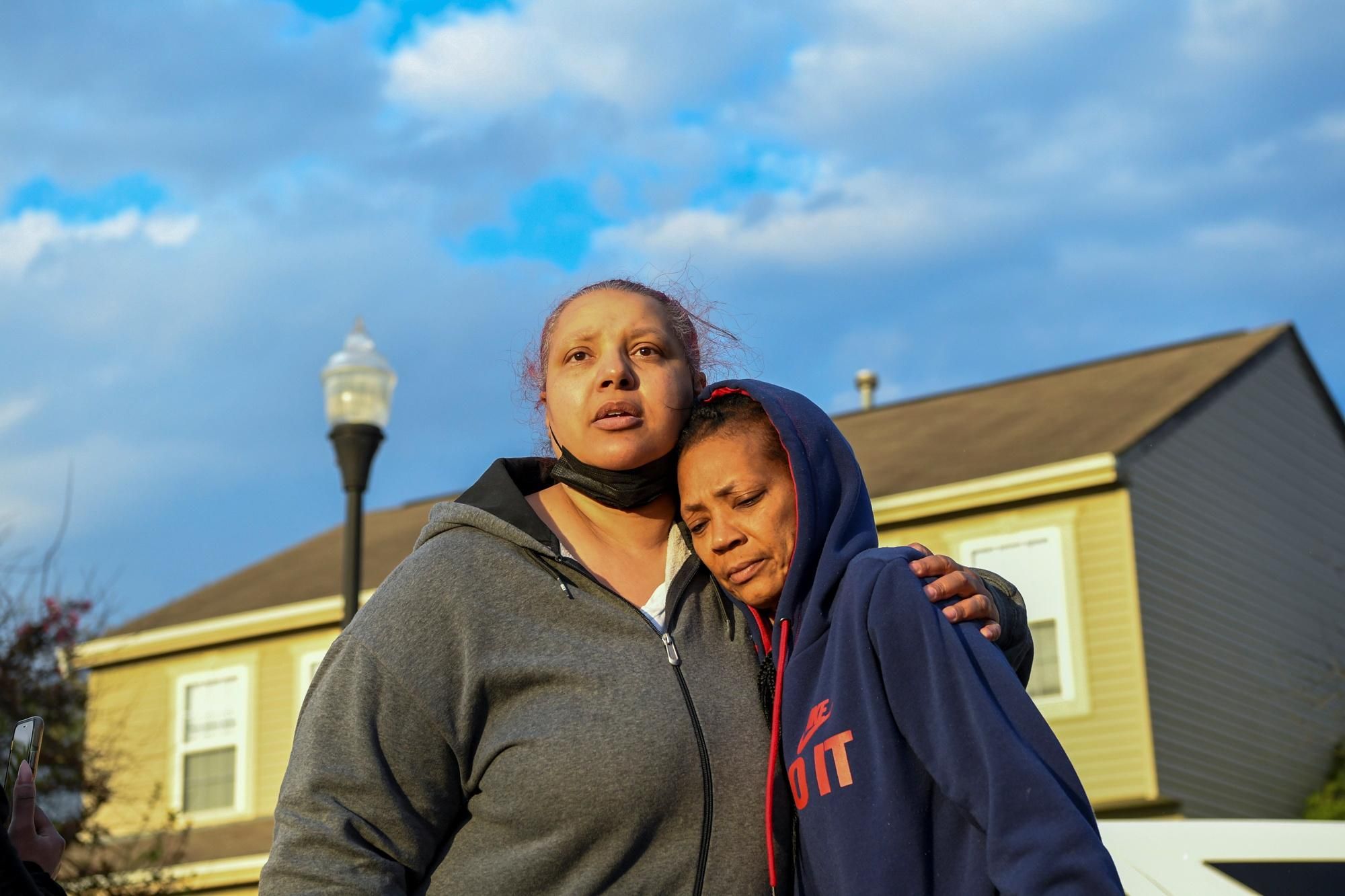 Hazel Bryant reacciona després que la seua neboda, de 15 anys, morira pels trets d'un oficial de policia a Columbus, Ohio, els Estats Units Hazel Bryant reacciona després que la seua neboda, de 15 anys, morira pels trets d'un oficial de policia a Columbus, Ohio, els Estats Units