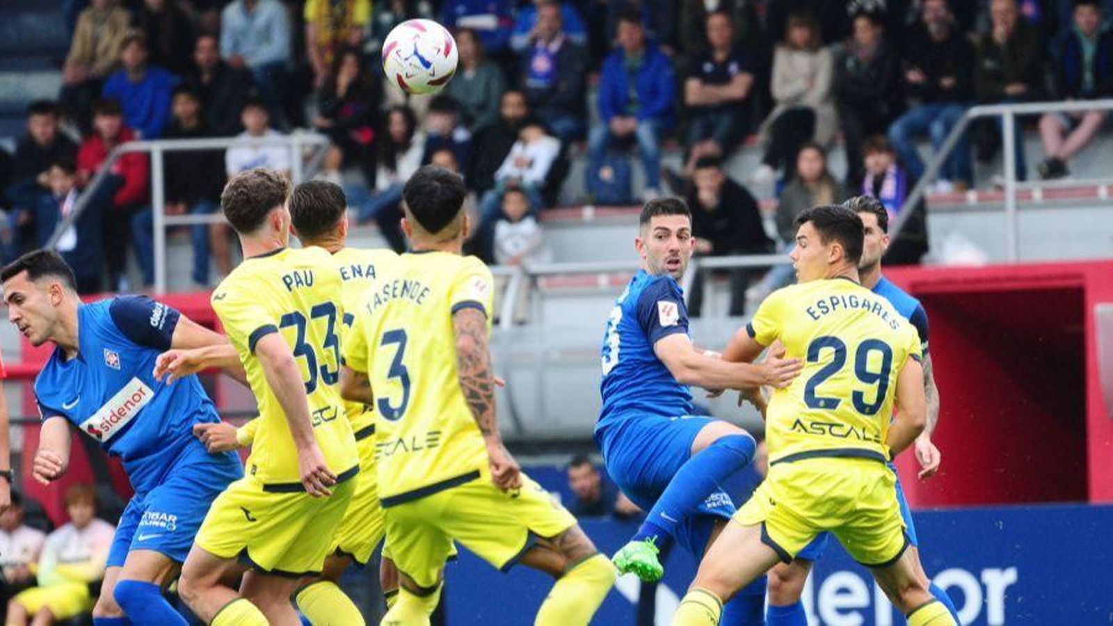 Els jugadors groguets, en una acció defensiva