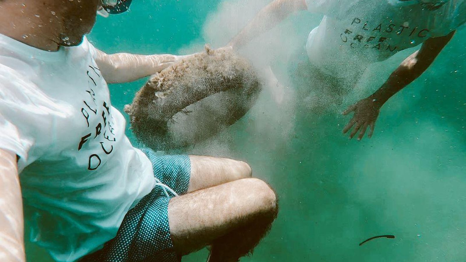 Dos bussos recullen un neumatic del fons de la mar