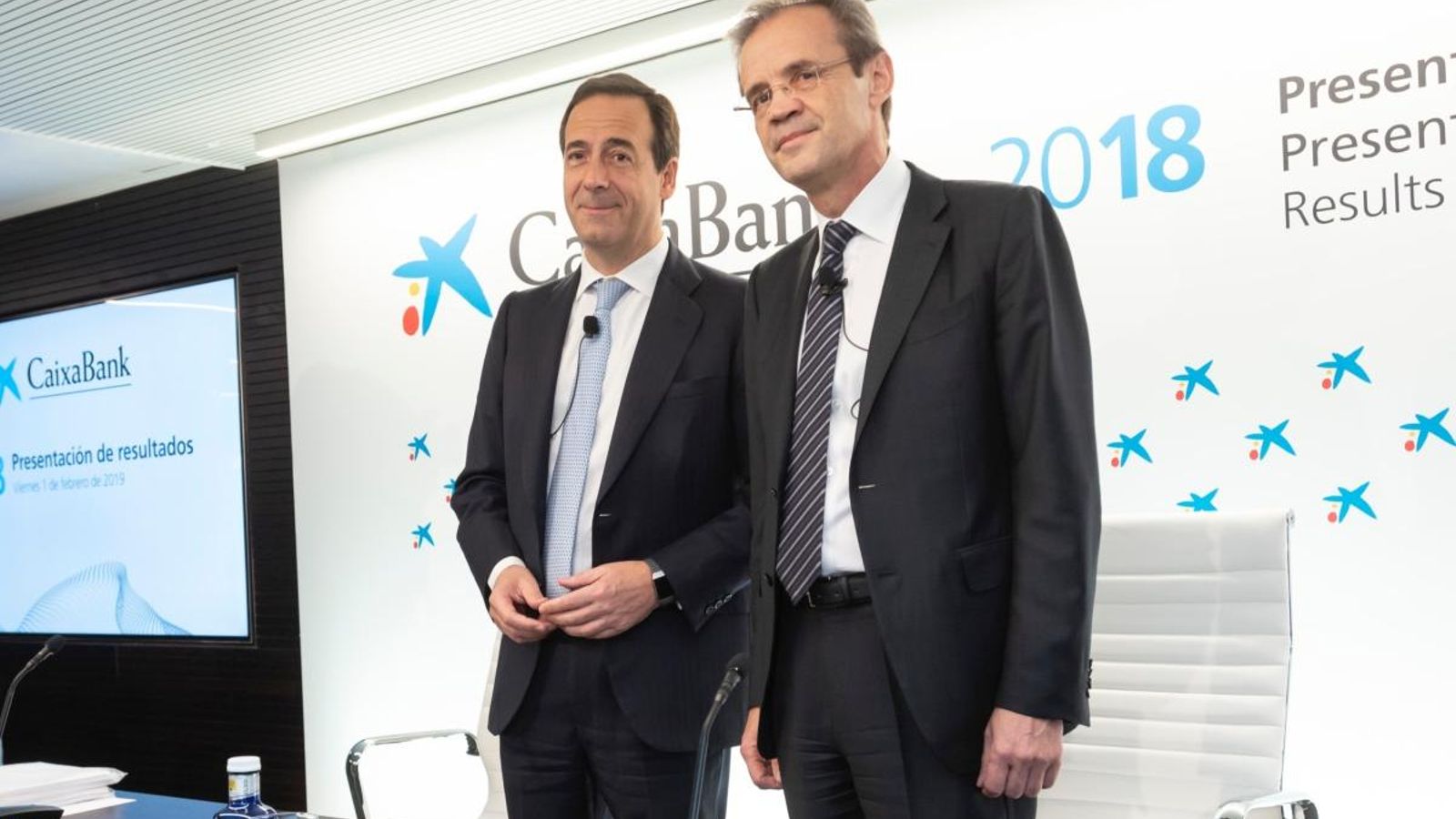 El conseller delegat de CaixaBank Gonzalo Gortázar i el president de l'entitat Jordi Gual moments abans de la roda de premsa de resultats a València