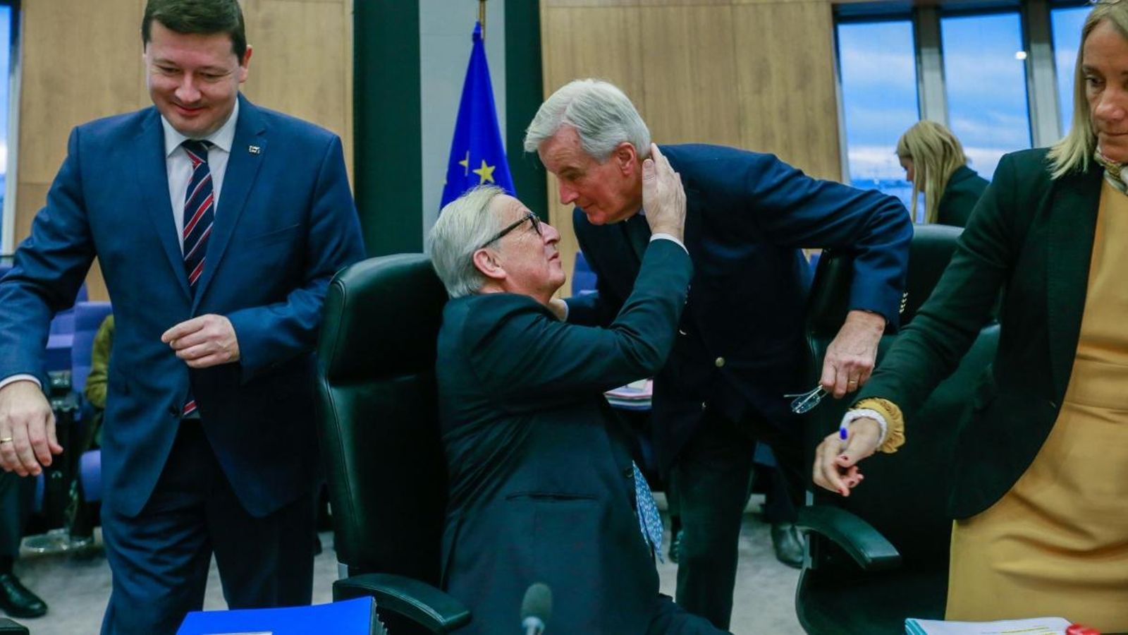 El cap negociador europeu per al Brexit, Michel Barnier (dreta), saluda el president de la Comissió Europea, Jean-Claude Juncker