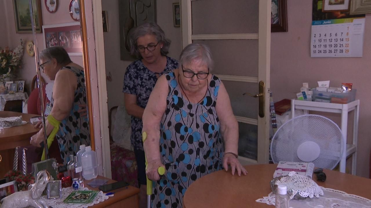 Herminia Guillén, veïna de la Torre beneficiària del servei, amb la seua cuidadora Mariángeles