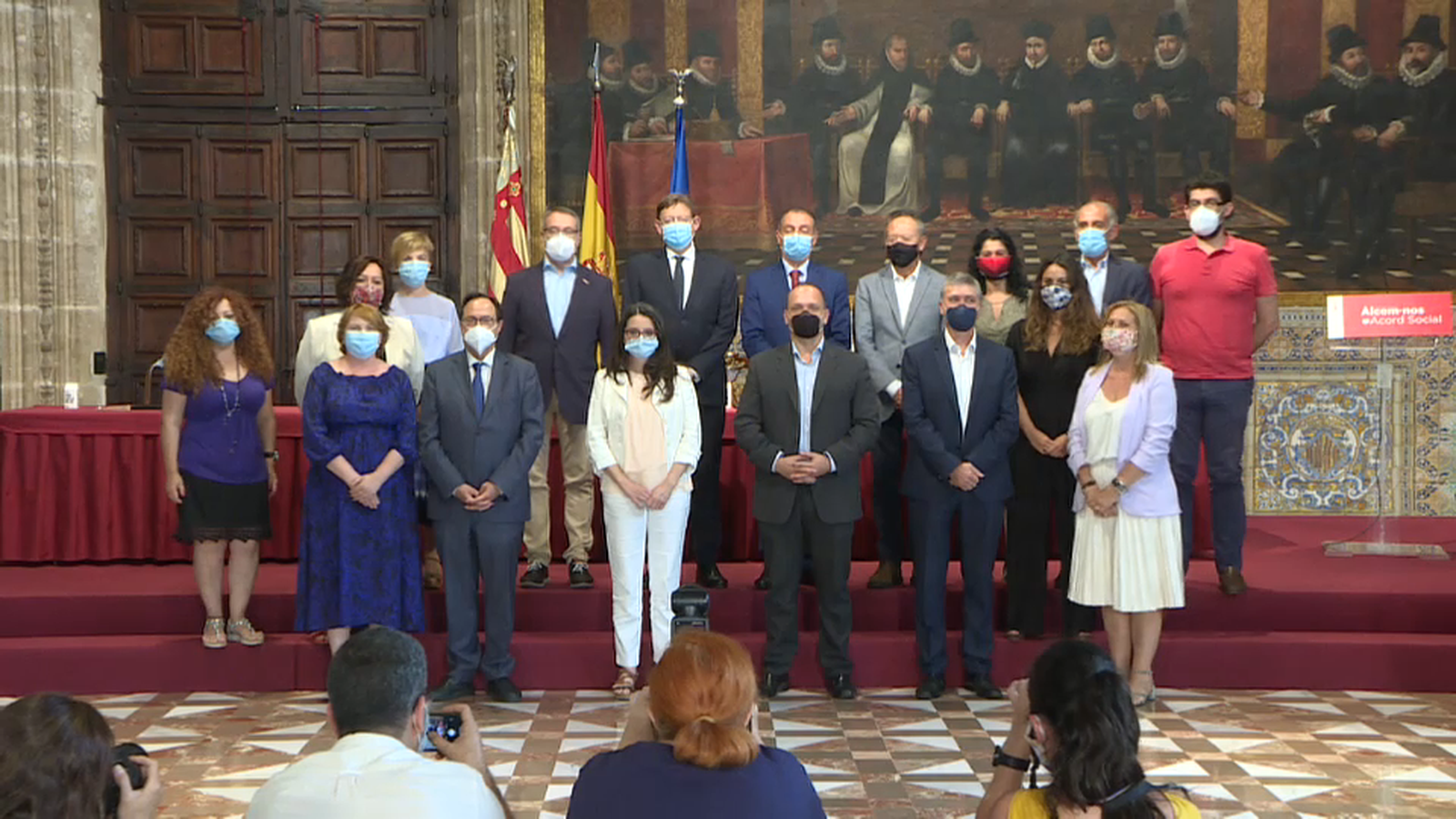Tots els participants en l'Acord per a la Reconstrucció posen junts al final de l'acte