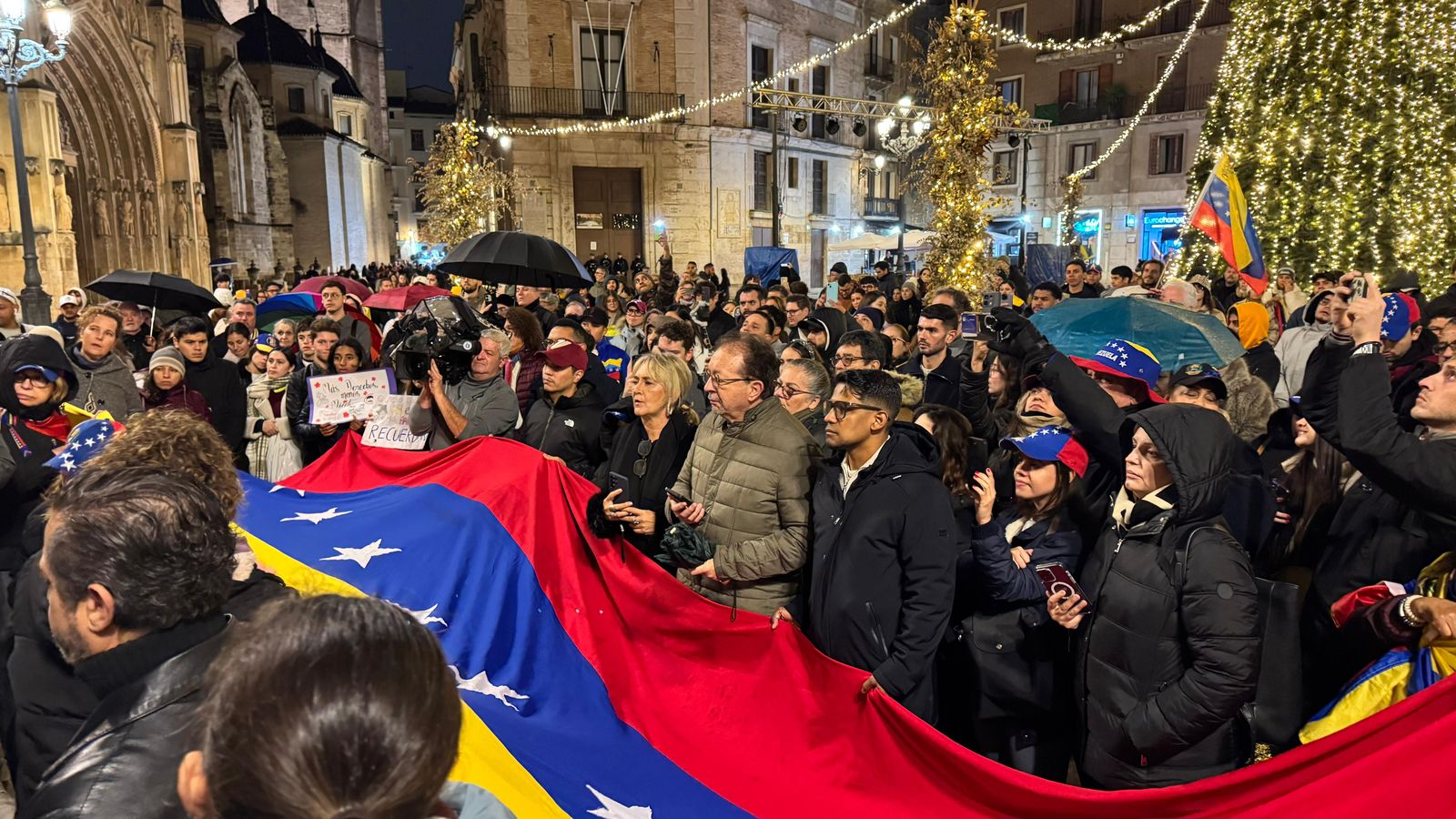 Concentració celebrada a la plaça de la Mare de Déu de València, convocada per la plataforma España con VZLA–Hasta el final