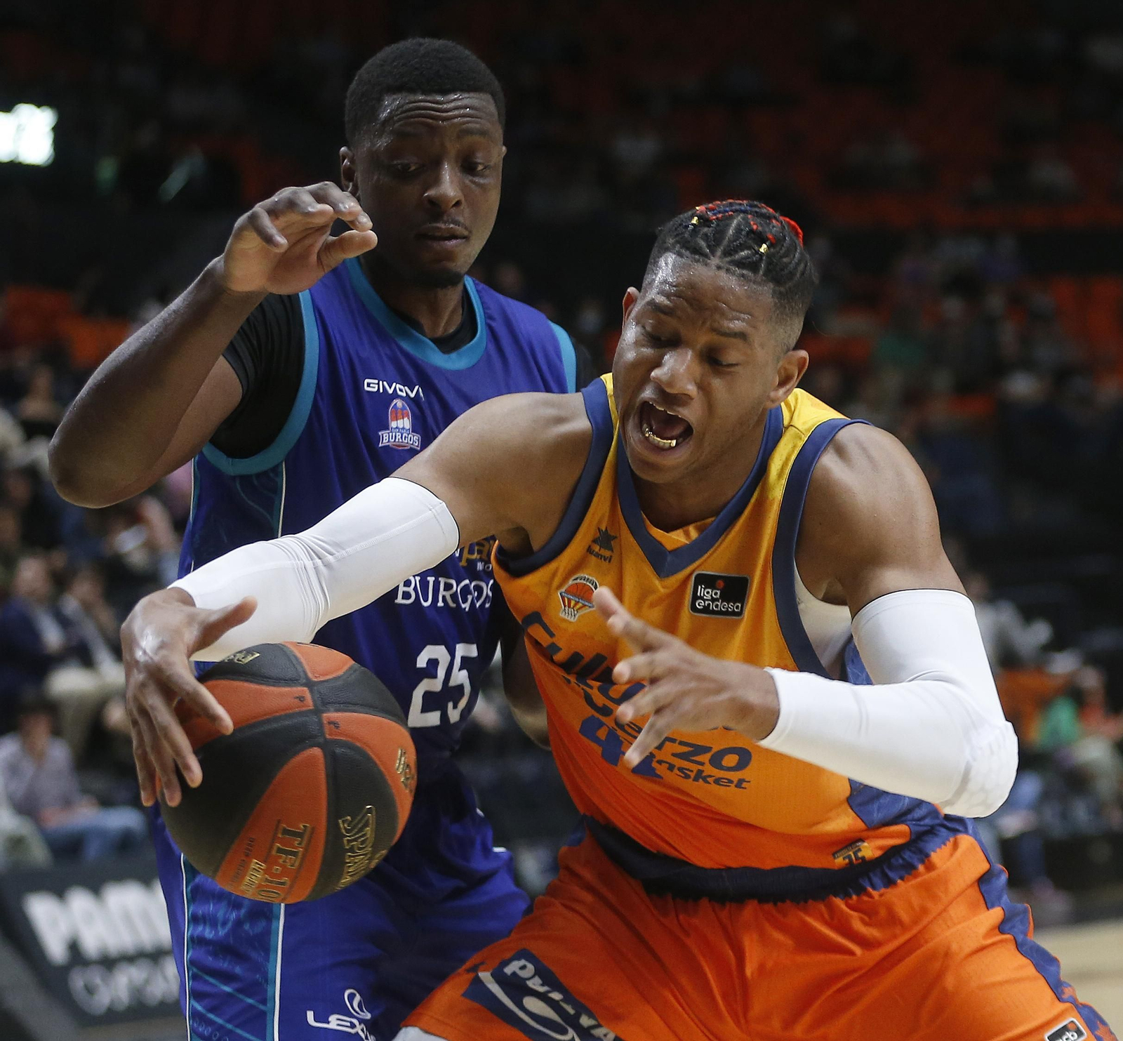 Duel a la Fonteta entre el València Basket i el San Pablo Burgos en la jornada 33 de la lliga ACB